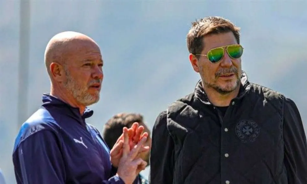 El DT Antonio Zago (izq.) y Marcelo Claure en un encuentro anterior en Bolívar. Foto_ Club Bolívar 