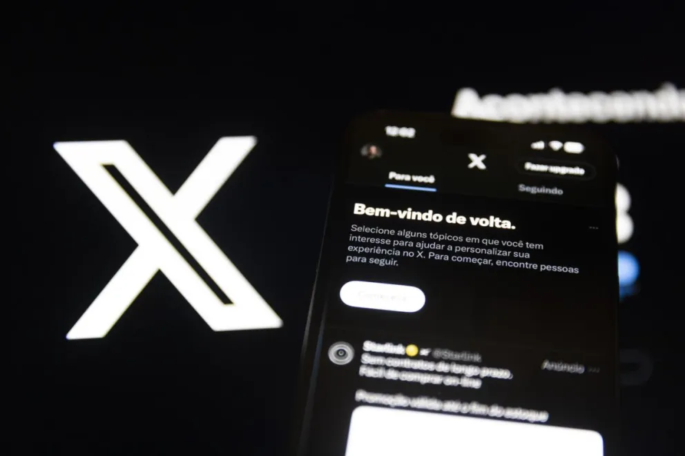 Fotografía de archivo que muestra la pantalla de un celular con acceso a la aplicación de la red social X, antes Twitter. Foto: EFE