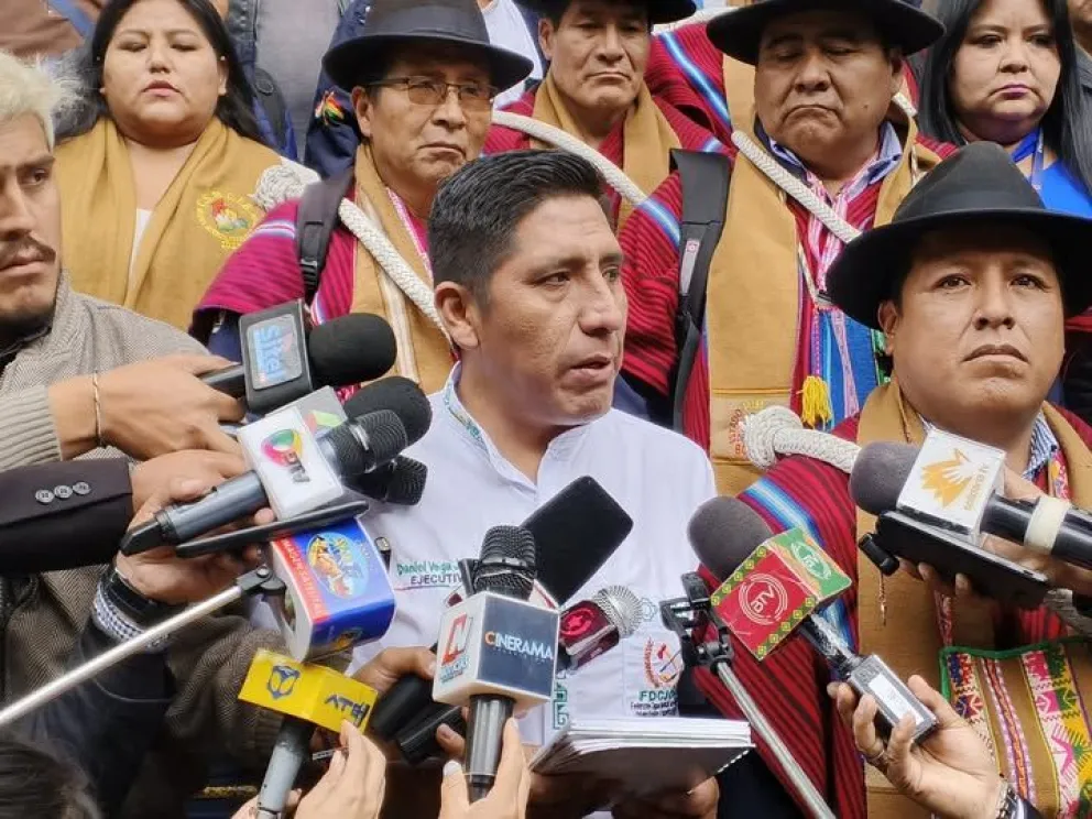 Daniel Vega, ejecutivo de la Federación de Interculturales de La Paz, en conferencia de prensa. Foto: San Gabriel Bolivia