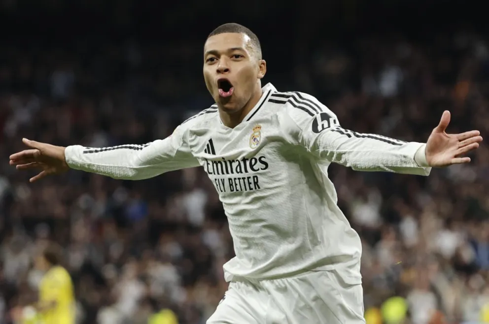 El delantero francés del Real Madrid Kylian Mbappé celebra tras anotar su segundo gol, el tercero del equipo, durante un partido de la jornada 20 de LaLiga. Foto: EFE