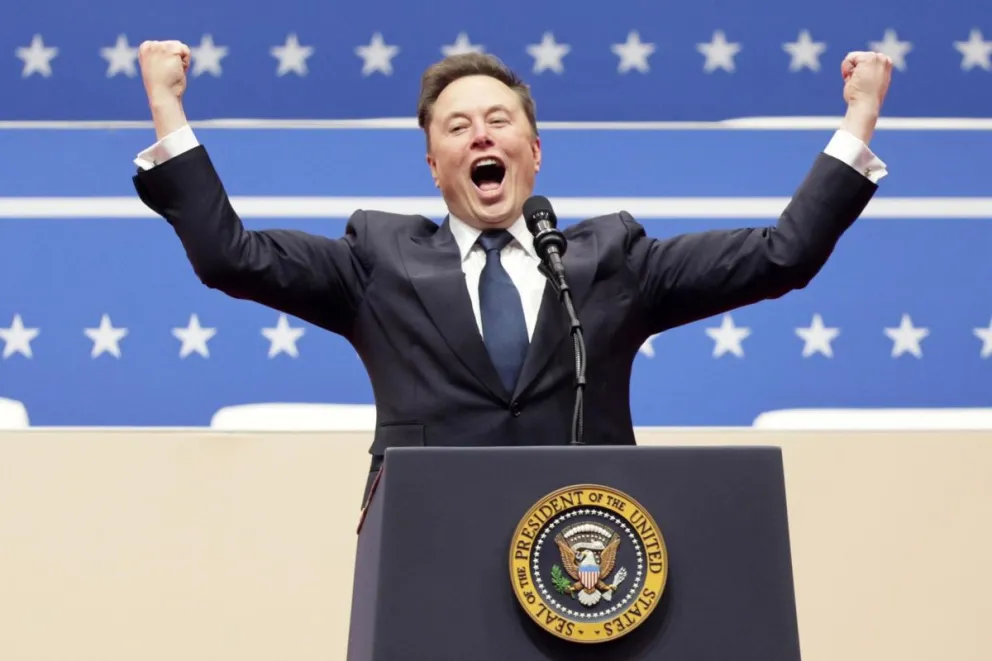 Elon Musk, director ejecutivo de Tesla, hace un gesto hacia la multitud en el Capitol One Arena durante una ceremonia por la inauguración del presidente estadounidense Donald Trump en Washington, DC. Foto: EFE