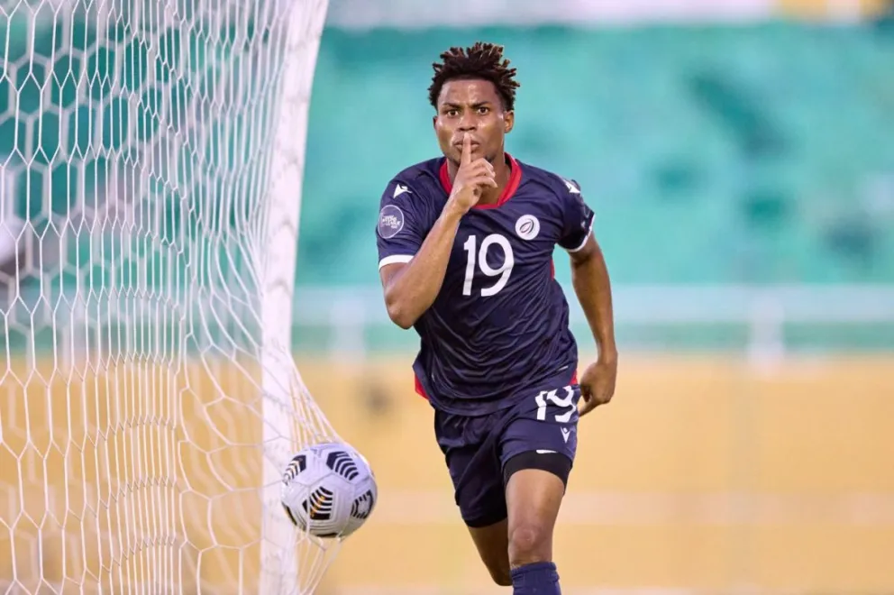 Dorny Romero se encuentra a punto de arreglar con el cuadro celeste. Foto: CN