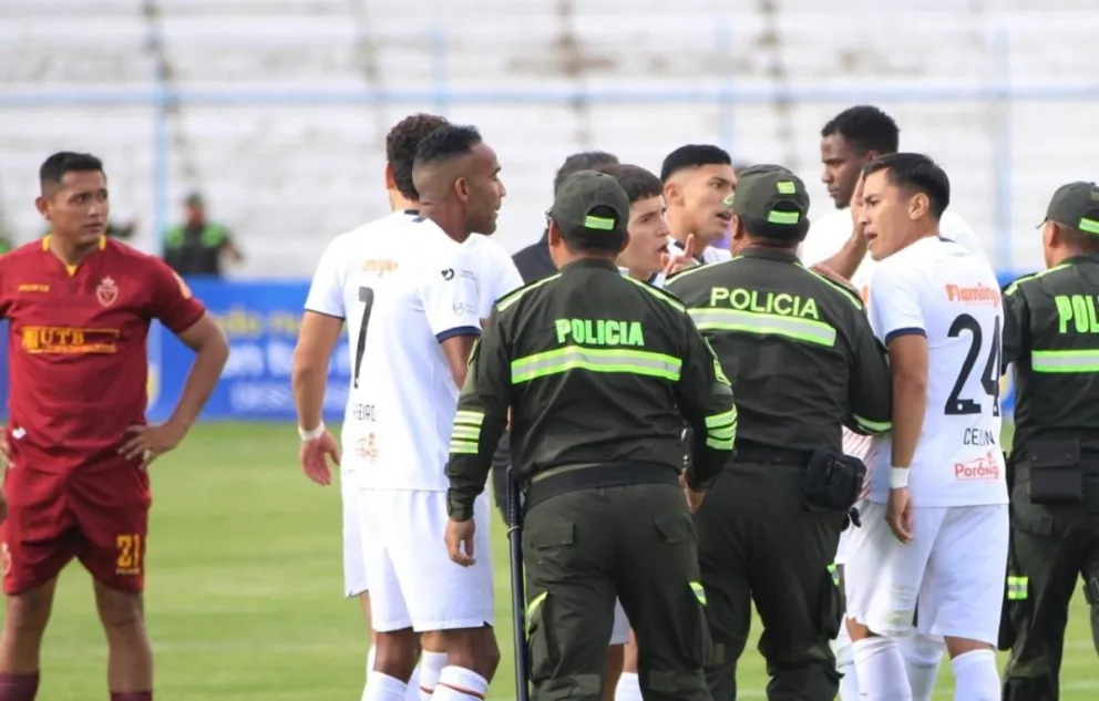 Jugadores de Royal Pari en incidentes con la Policía. Foto APG.