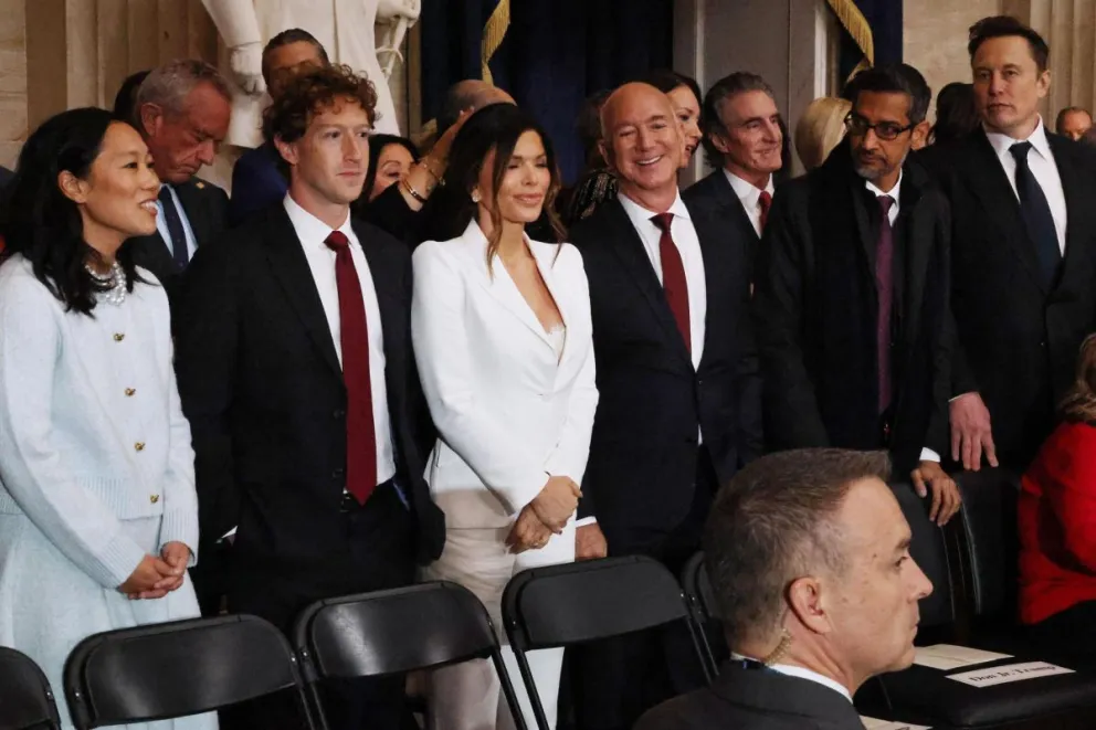 De inzquierda a derecha, Priscilla Chan, el fundador de Meta, Mark Zuckerberg; Lauren Sánchez, el fundador de Amazon, Jeff Bezos; el consejero delegado de Google, Sundar Pichai, y el CEO de Tesla, Elon Musk. Foto: EFE