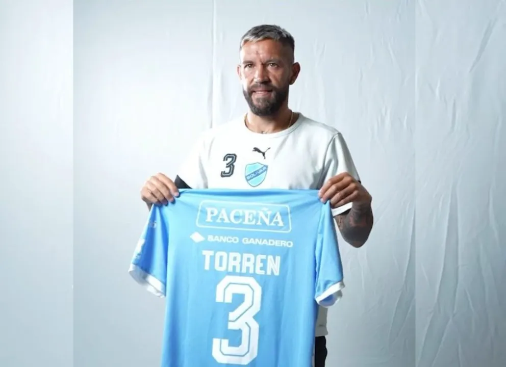 Torrén muestra la camiseta con el dorsal 3 que usará. Foto: Captura de pantalla.