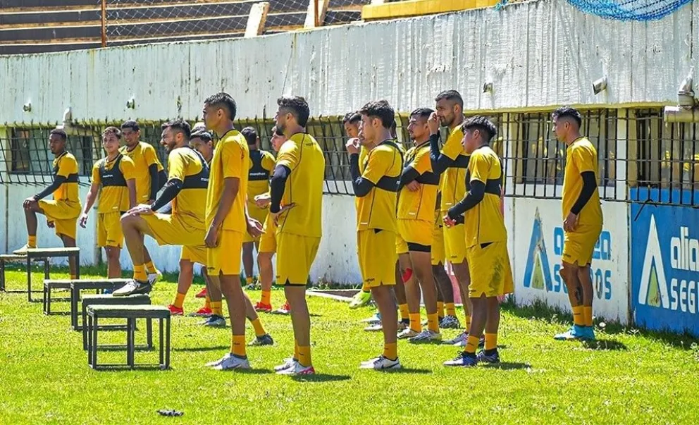 Jugadores del Tigre en uno de los entrenamientos de la pretemporada en su estadio de Achumani. Foto: club The Strongest
