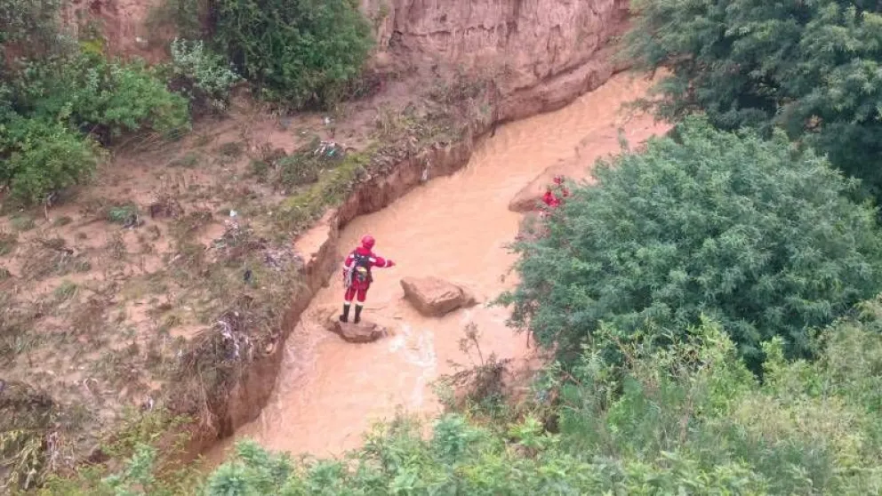 Bomberos durante las tareas de rescate. Foto: Unitel