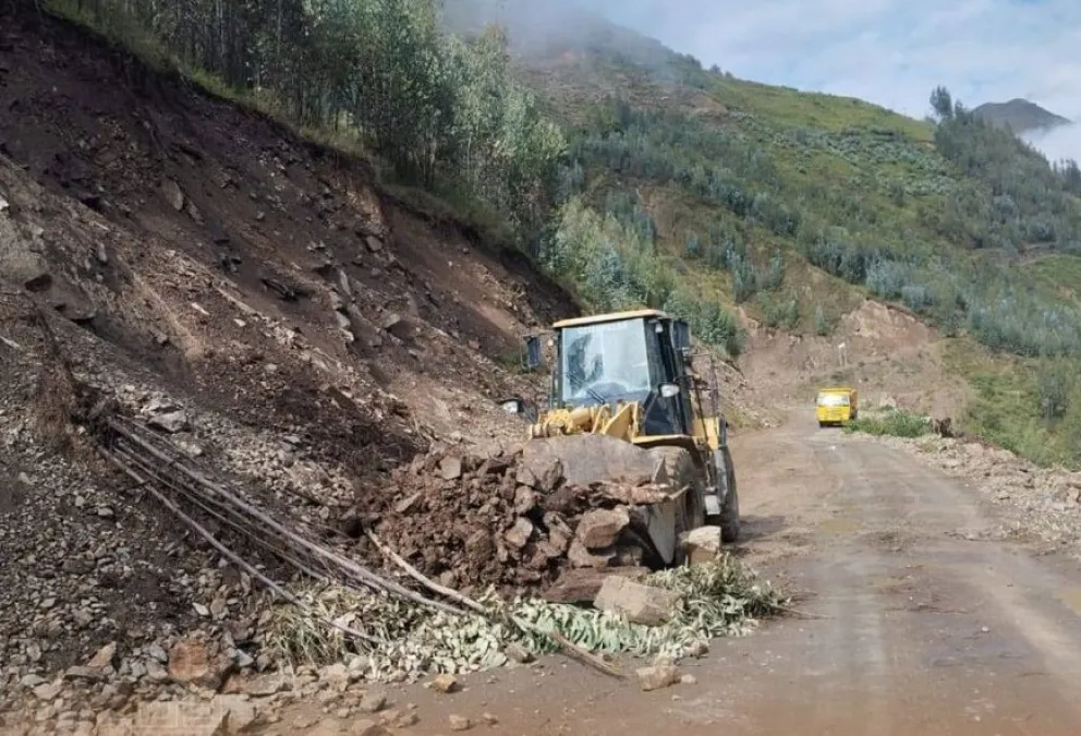 Maquinaria contratada por la Gobernación de La Paz retira escombros de un camino vecinal. Foto: GADLP