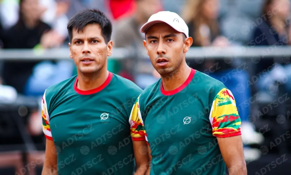 Zeballos (izq.) y Arias durante el duelo con Uruguay en 2024. Foto: ADTSCZ.