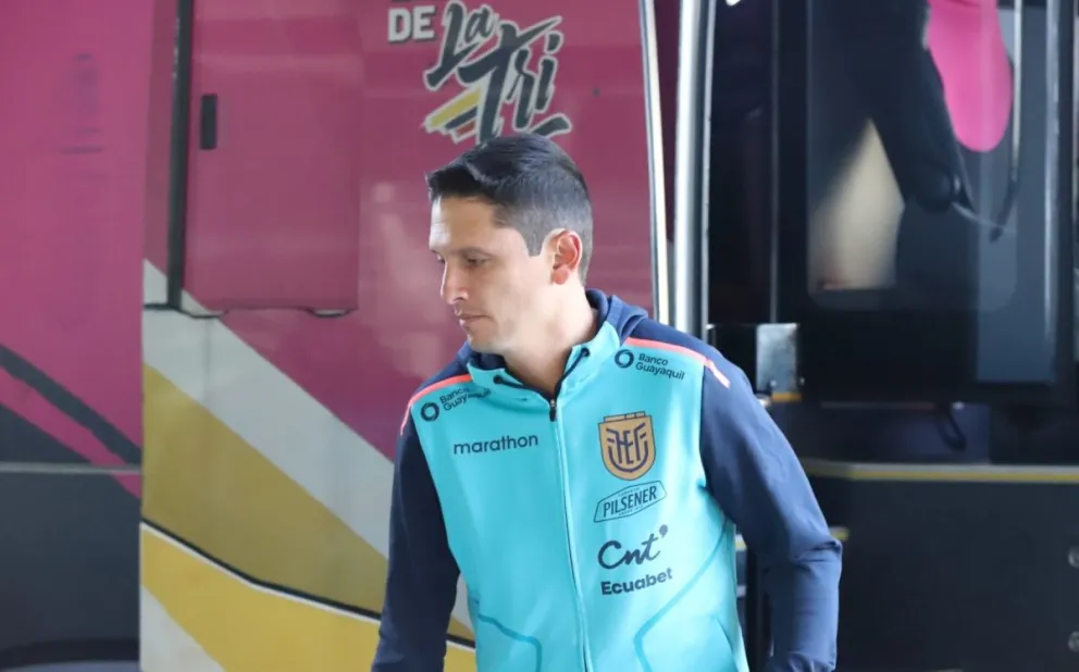 Miguel Bravo, el técnico de la selección ecuatoriana, a su llegada a Valencia. Foto: FEF