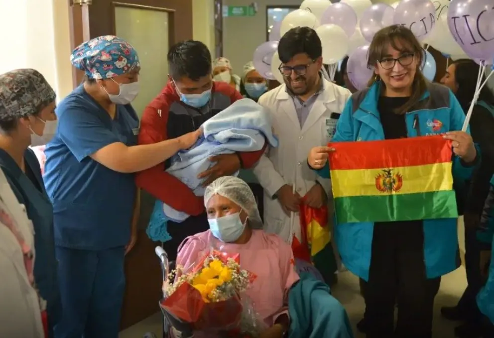 La madre del bebé número 200, personal médico y funcionarios ediles celebran. Foto: AMUN