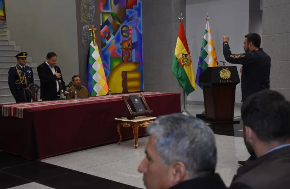 El presidente Luis Arce posesiona a Álvaro Ruíz como Ministro de Medio Ambiente y Agua. Foto: APG