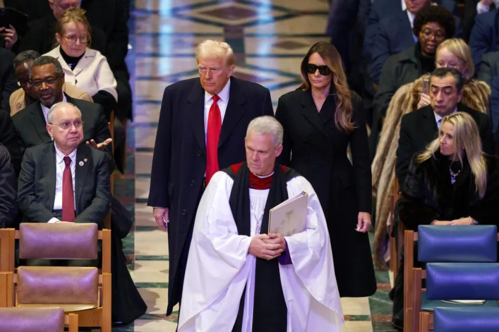 El presidente de EEUU Donald Trump y la primera dama de EEUU, Melania Trump llegan al Servicio Nacional de Oración en la Catedral Nacional de Washington en Washington, DC. Foto: EFE