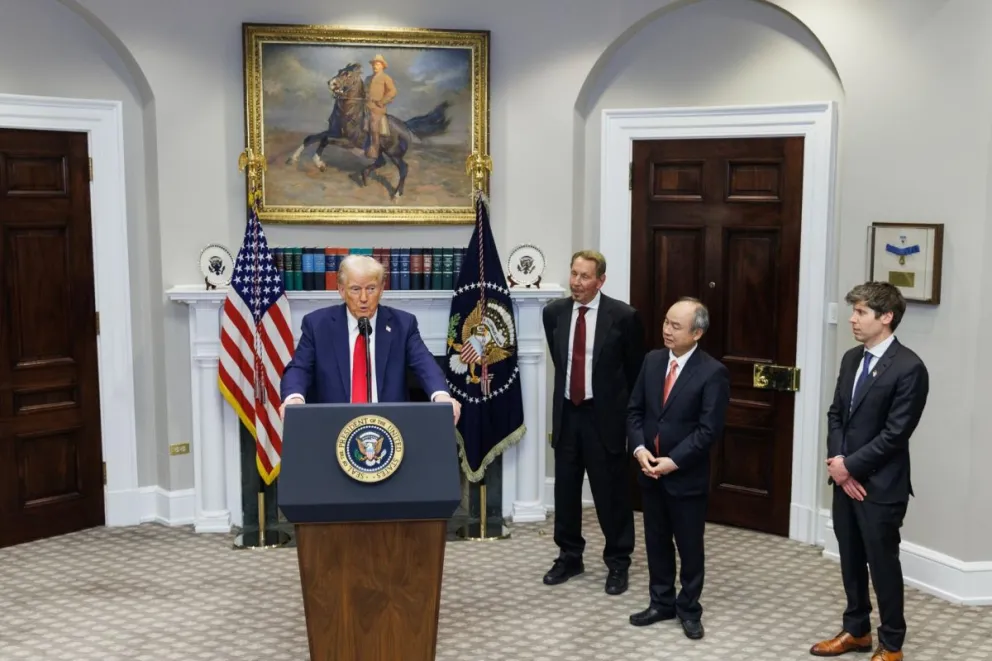 El presidente de EEUU, Donald Trump, habla sobre la infraestructura de inteligencia artificial, junto a Larry Ellison (2-der.), director de tecnología de Oracle, Masayoshi Son (2-izq.), director ejecutivo de SoftBank, y Sam Altman (der.). Foto: EFE