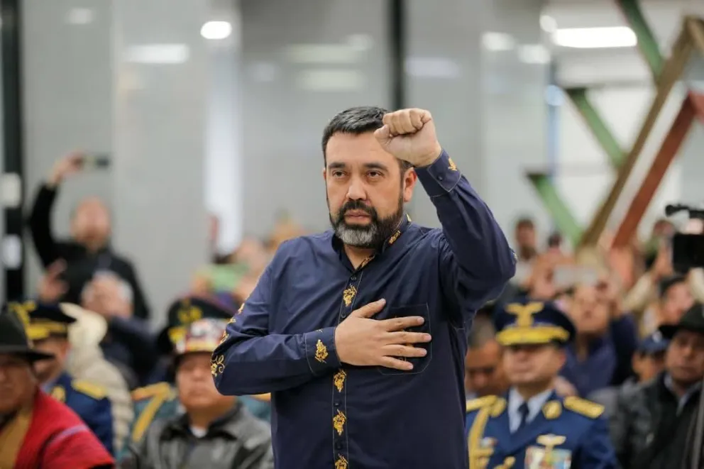 Ruiz fue posesionado en un acto en la Casa Grande del Pueblo, la noche de este martes. Foto: Ministerio de Medio Ambiente y Agua