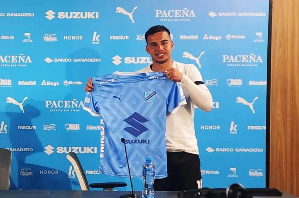 Robson sostiene la camiseta celestes durante su presentación a los medios. Foto: Sports 360