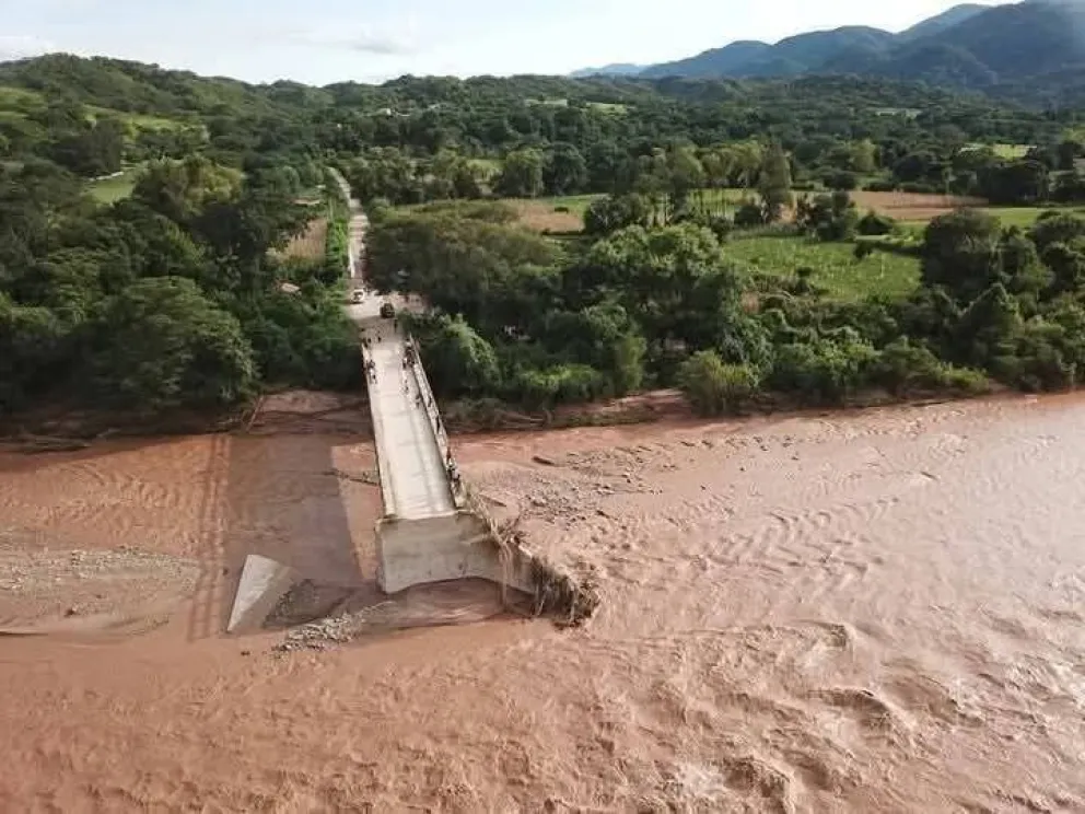 La mitad del puente fue arrastrado por el río. Foto: Radio Suprema Monteagudo. 