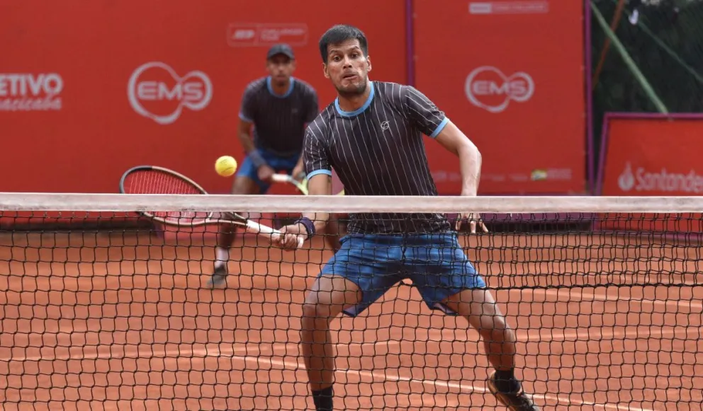 Zeballos (adelante) y Arias en un anterior partido. Foto: Archivo Digital.