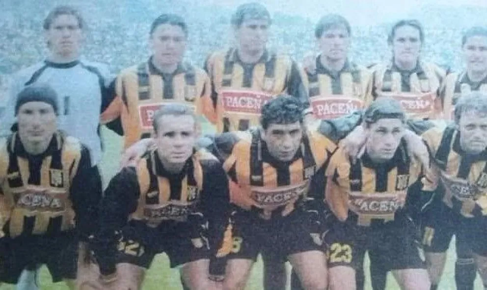 Escobar, primero de la fila de abajo, en su debut con la camiseta de The Strongest. Foto: Tigre Garra Pasión y Sentimiento.