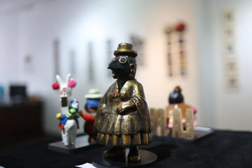 Fotografía de una escultura miniatura en la exposición 'Alasita de Mil Colores' este martes, en La Paz (Bolivia). Foto: EFE