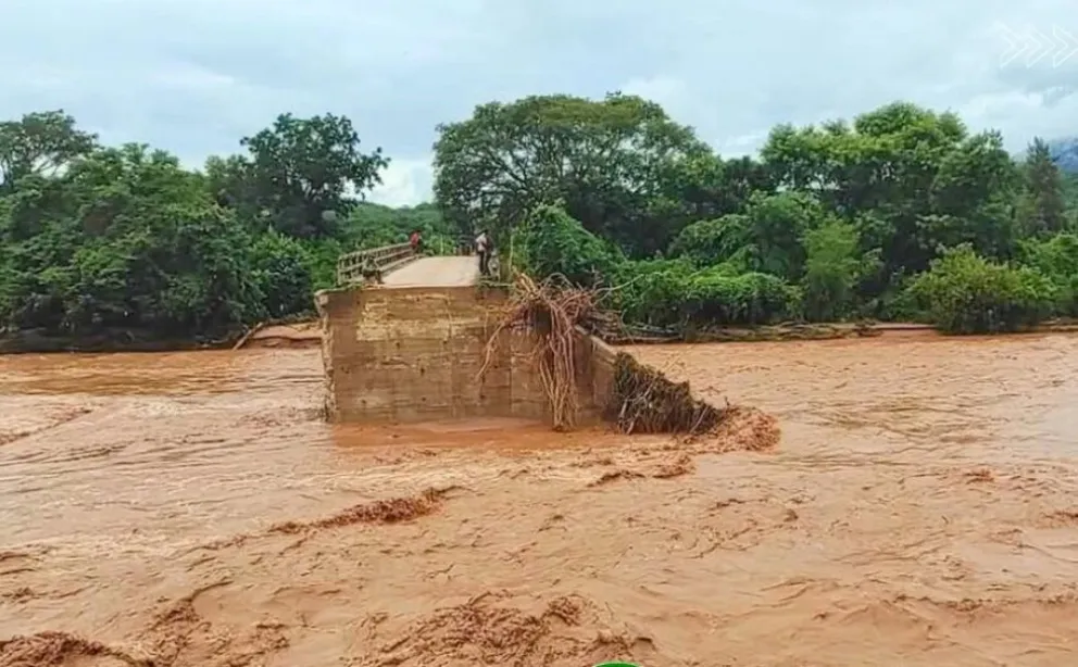 Una parte del puente San Miguel de las Pampas, en Monteagudo, fue arrastrada por el río. Foto: Correo del Sur