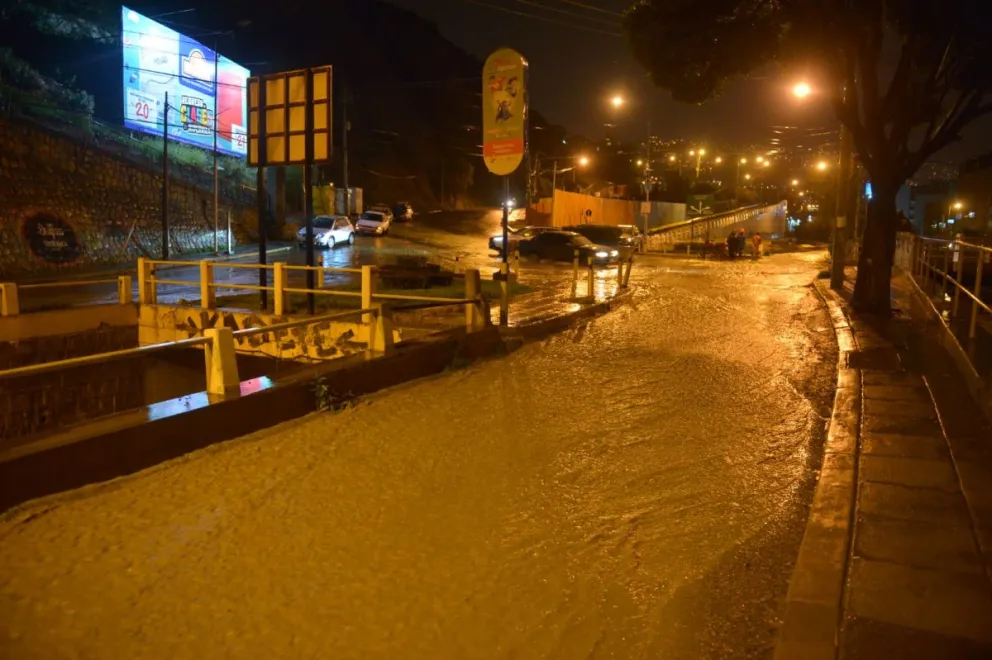 La lluvia de más de 16 hora inundó las calles de la zona sur como se observa en el ingresa a la Costanera por la calle 16 de Obrajes. Foto. AMUN
