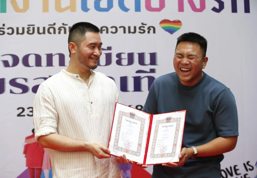 Una pareja LGTB tailandesa tras contraer matrimonio a raíz de la entrada en vigor hoy de las uniones igualitarias en el país. Foto: EFE