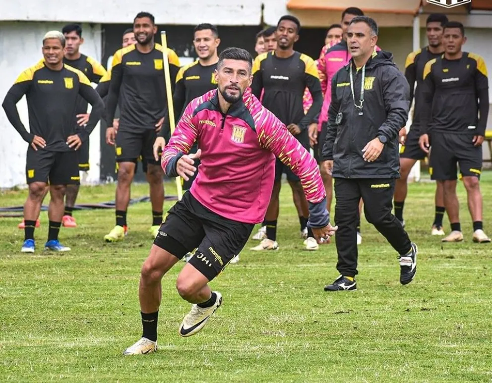 Joel Amoroso encabeza la labor física que cumplió el Tigre en uno de sus últimos entrenamientos. Foto: club The Strongest