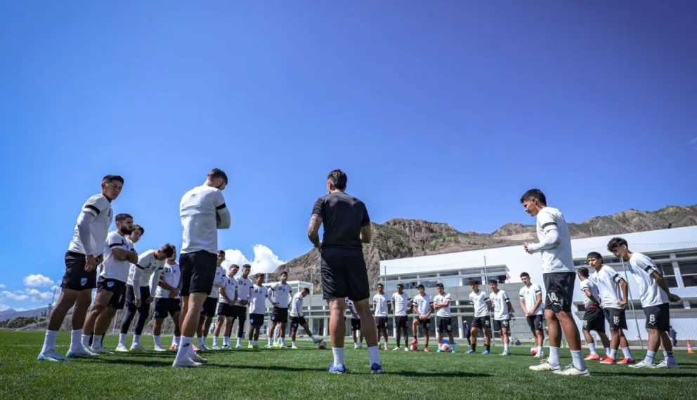 El plantel celeste previo a un entrenamiento en Ananta. Foto: Club Bolívar.