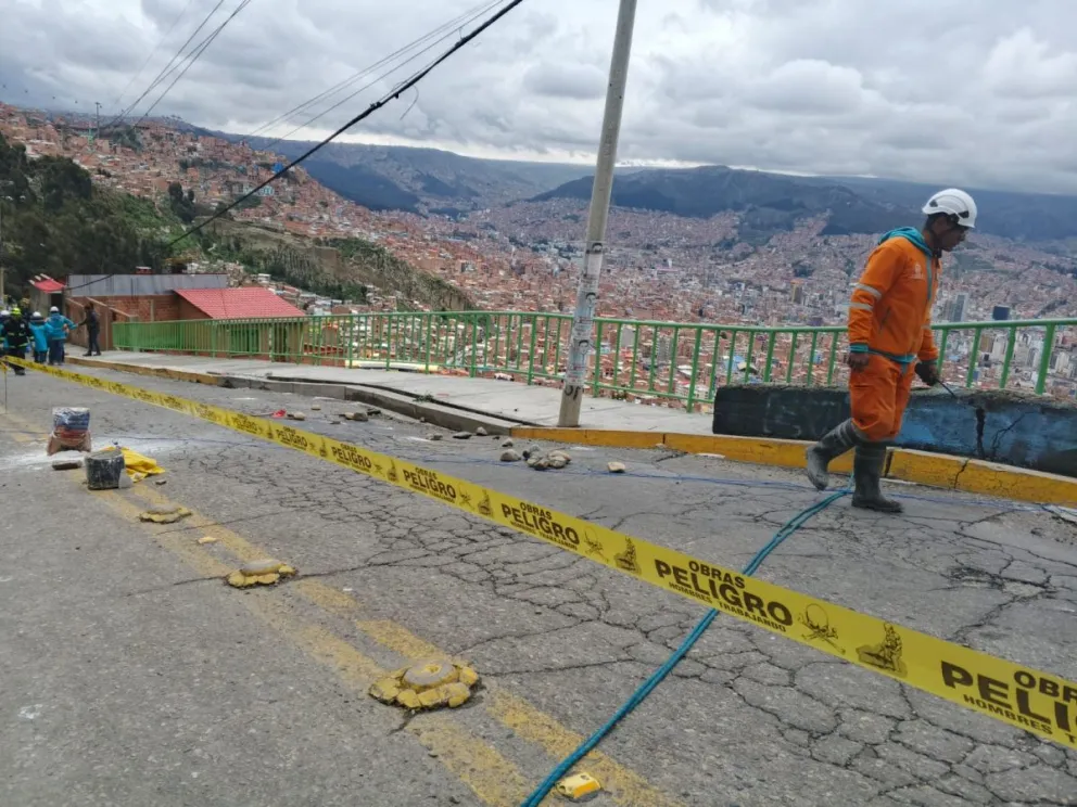 Parte del hundimiento presentado en la avenida Marcelo Quiroga Santa Cruz. Foto: AMUN.