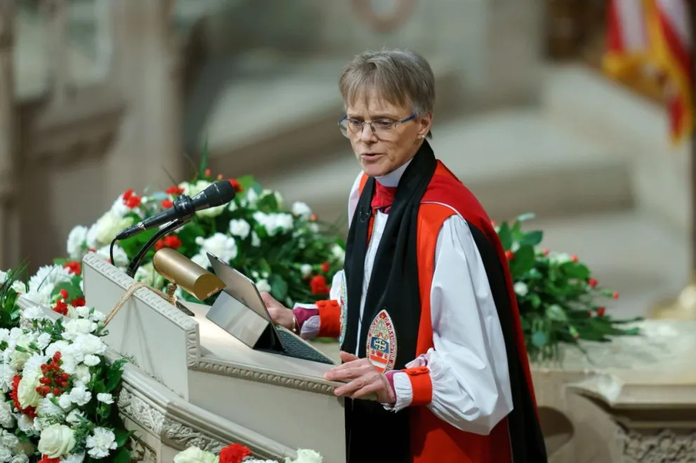 La obispa Mariann Edgar Budde pronuncia un sermón durante el Servicio Nacional de Oración en la Catedral Nacional de Washington, en Washington, DC. Foto: EFE