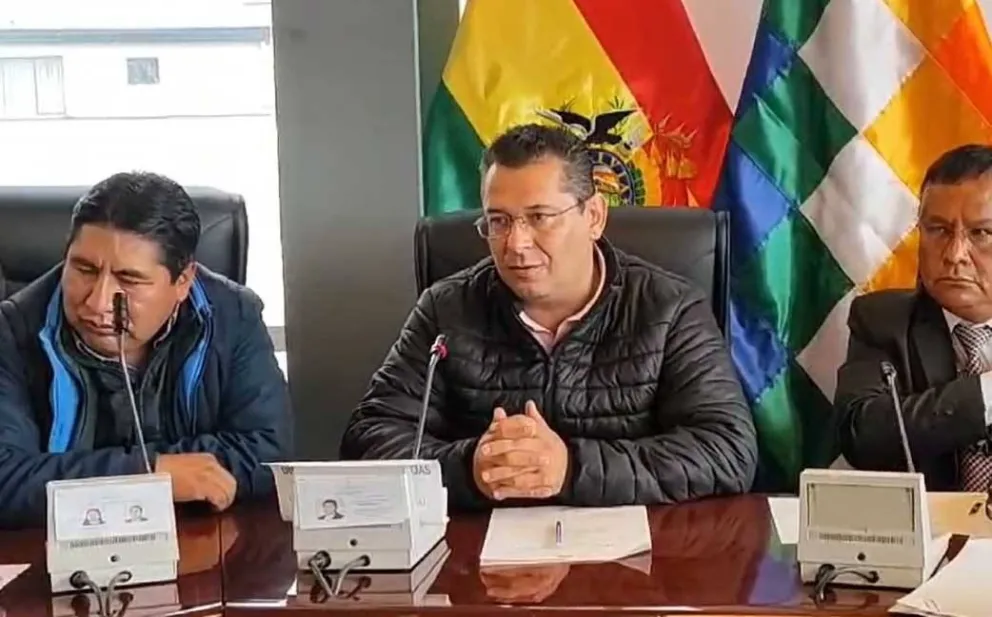 Walthy Egüez, presidente en ejercicio de la Comisión de Economía Plural (centro). Foto: radio Continental Online