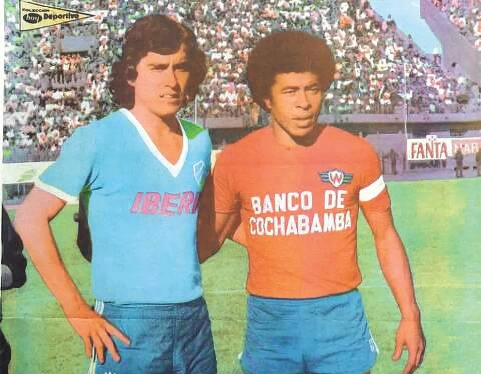Carlos Aragonés y Jairzinho en el estadio Félix Capriles. Foto: Colección Julio Mamani