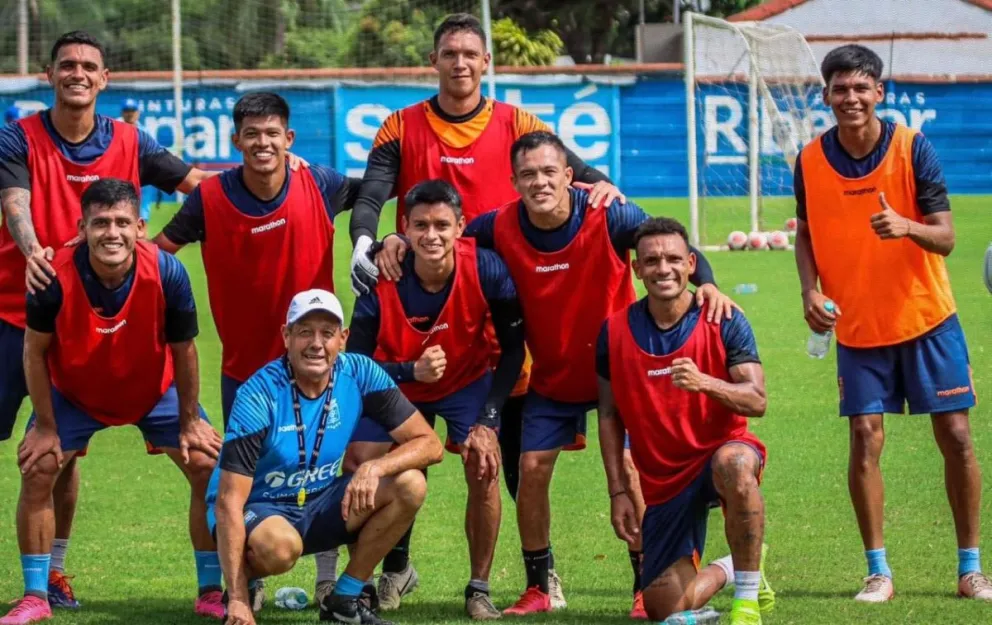 Jugadores de Blooming con el técnico Mauricio Soria en una práctica del plantel. Foto: Blooming
