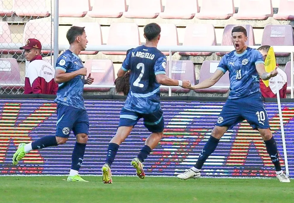 Los jugadores paraguayos celebran el gol del triunfo ante los incaicos. Foto: Conmebol