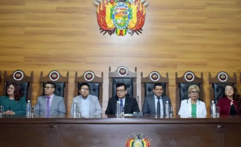 Magistrados autoprorrogados junto al ministro de Justicia, César Siles. Foto: TCP