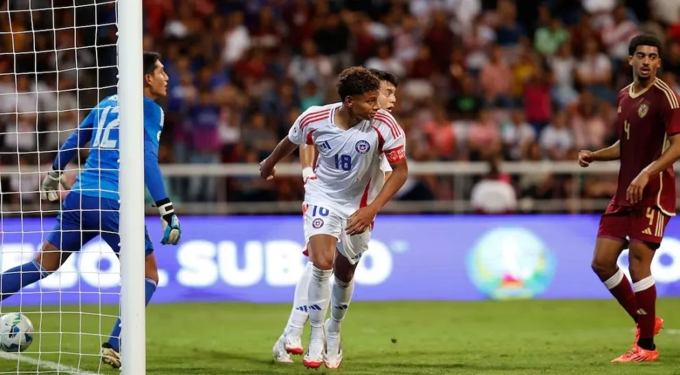 El chileno Juan Rossel celebra uno de sus goles frente a Venezuela. Foto: FCHF
