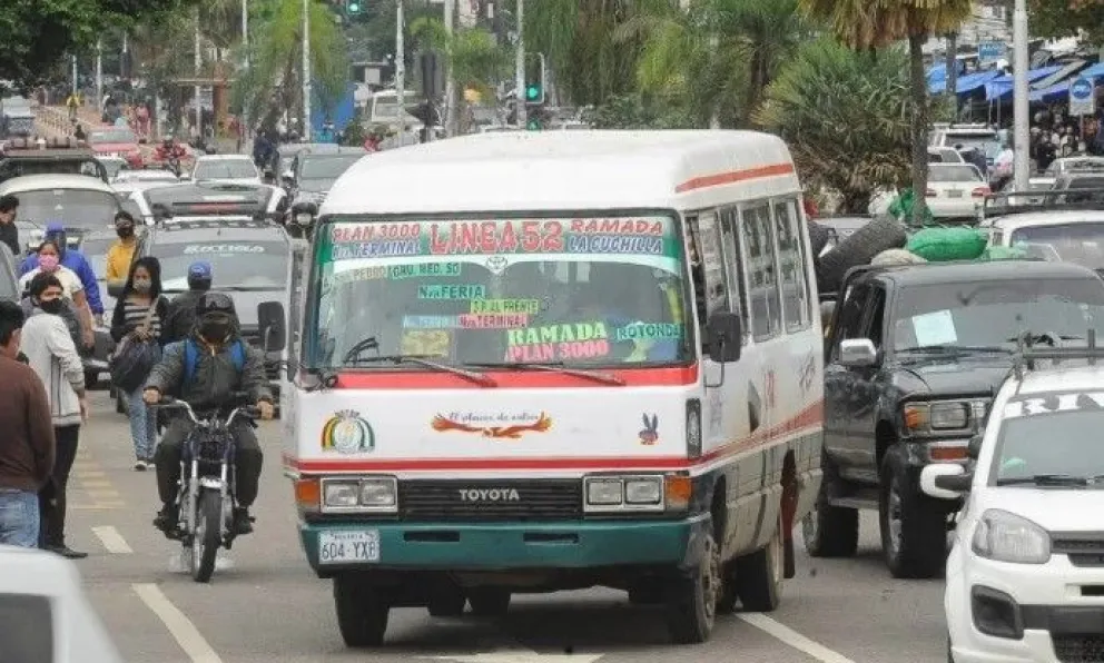 Micros y vehículos circulan en la ciudad de Santa Cruz. Foto: ABI