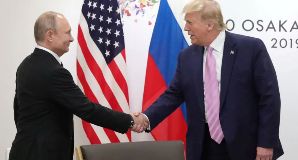  Putin, estrecha la mano de Trump, durante una reunión al margen de la cumbre del G20 en Osaka, Japón, el 28 de junio de 2019. Foto: France 24