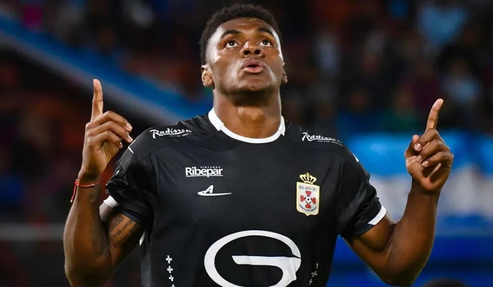 González celebra uno de los tantos que marcó el año pasado en Real Santa Cruz. Foto: APG