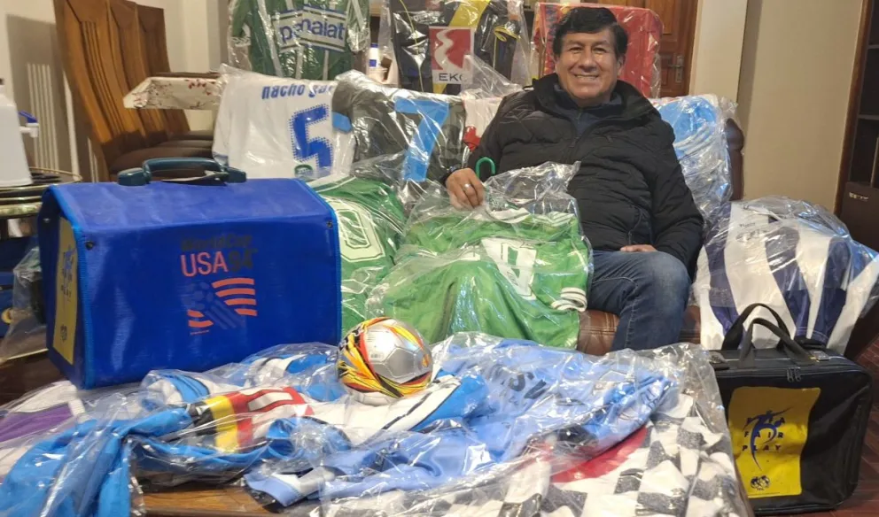 Rocha con parte de su colección de camisetas que las cuida como un tesoro. Foto: Jorge Asturizaga.