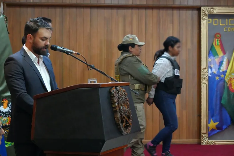 Reyna H. H. fue presentada como una delincuente por el ministro de Gobierno, Eduardo Del Castillo. Foto: Ministerio de Gobierno