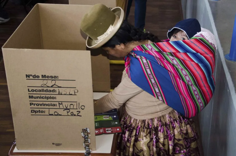 Una mujer vota en las elecciones generales de 2019. Foto: Celag