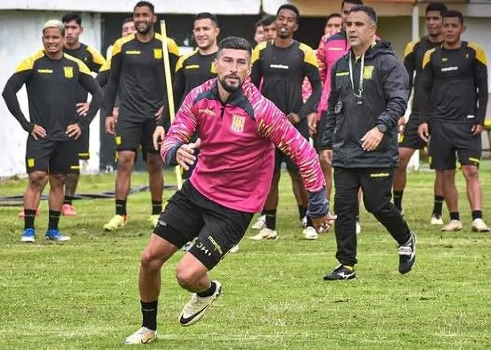 Joel Amoroso realiza una rutina en la práctica atigrada. Foto: The Strongest