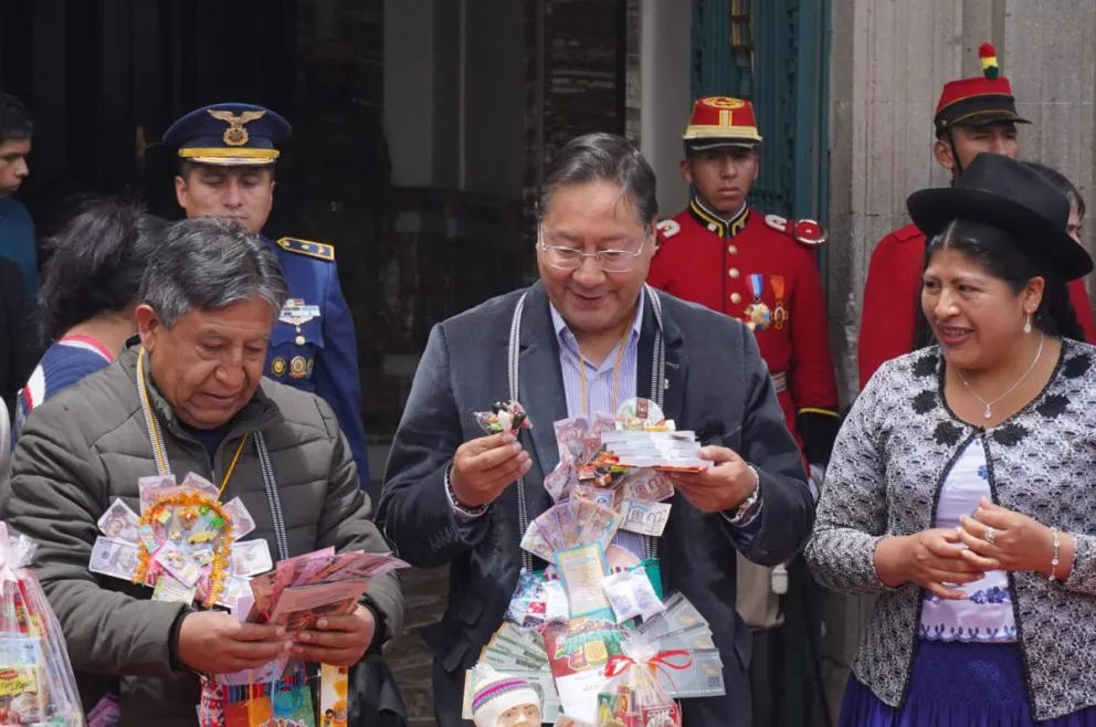 Luis Arce en las puertas del Palacio Quemado, al mediodía de este viernes 24. Fotos: APG