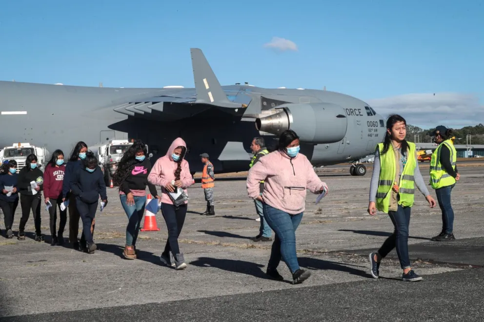 Migrantes guatemaltecos deportados caminan por la pista de la Base Aérea de Guatemala este viernes, en Ciudad de Guatemala. Foto: EFE