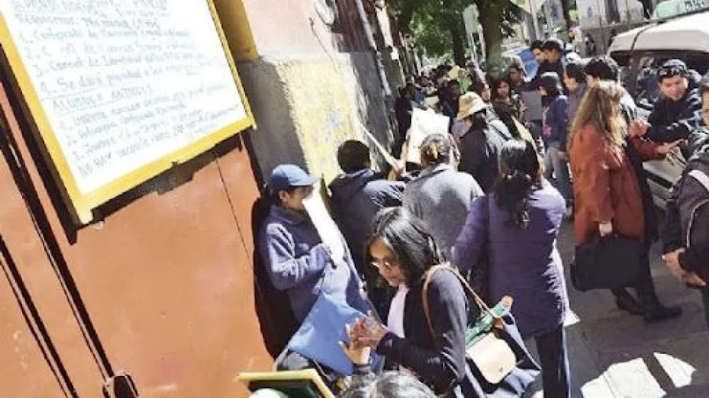 Padres de familia aguardan en una unidad educativa de La Paz para inscribir a sus hijos. Foto: Defensoría del Pueblo (archivo)