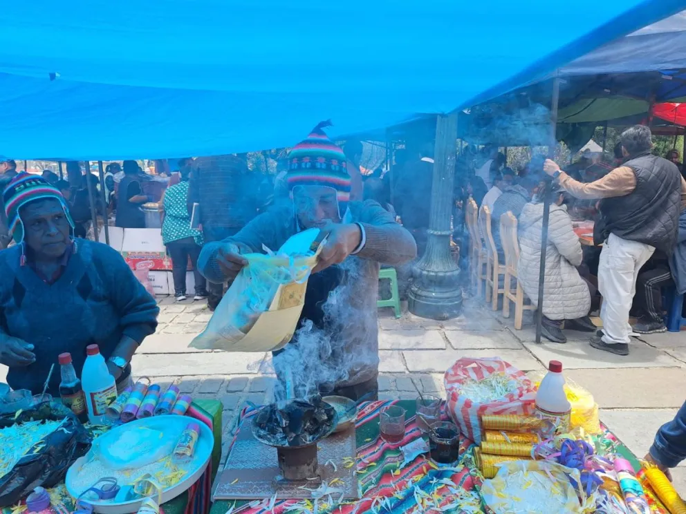 Un yatiri realiza un sahumerio. FOTO: Jorge Soruco / Visión 360