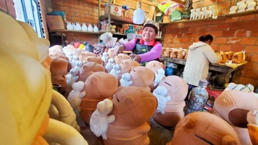 Con 65 años, Cecilia Blanco continua formando generaciones en el arte del yeso. Foto: AMUN