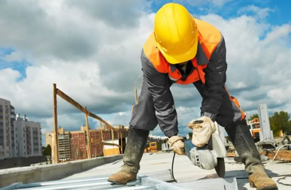 Un trabajador de la construcción en plena labor. Foto: Bolivia emprende